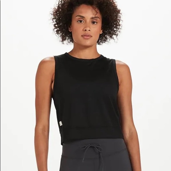 Vuori Tops - NWT Vuori Lizette Crop - Black